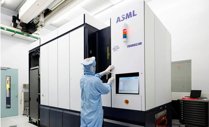 Một kỹ sư lắp ráp làm việc trên hệ thống quang khắc TWINSCAN DUV tại ASML (Ảnh: SCMP)