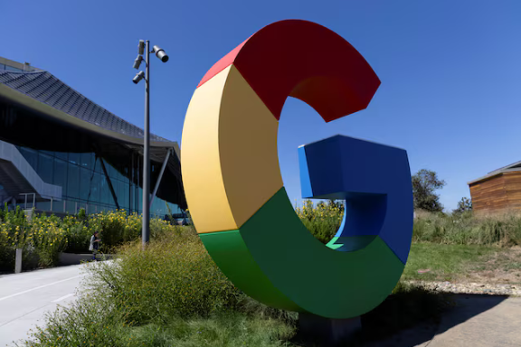 Logo của Google bên ngoài cơ sở Google Bay View (Ảnh: Reuters)