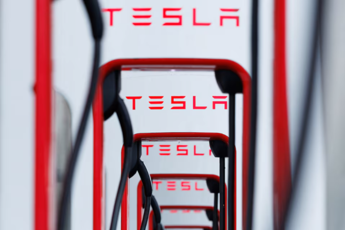 Thiết bị sạc xe Tesla được trưng bày tại Los Angeles, California, Hoa Kỳ (Ảnh: Reuters)