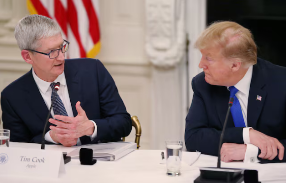 Tổng giám đốc điều hành Apple Tim Cook trò chuyện với cựu Tổng thống Hoa Kỳ Donald Trump (Ảnh: Reuters)