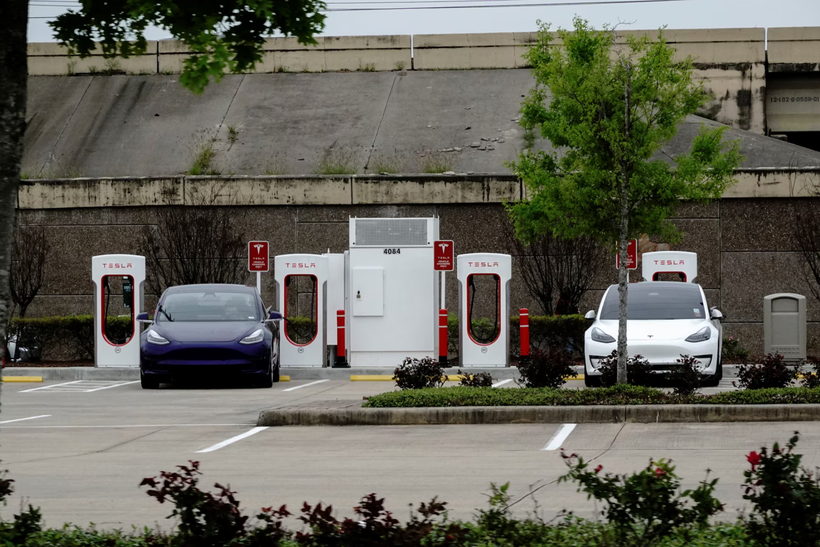 Xe điện Tesla (EV) sạc nhanh bằng Tesla Superchargers tại một trung tâm du lịch. Ảnh: Reuters.