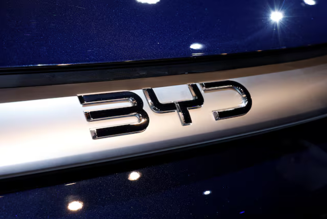 Logo của BYD trong buổi ra mắt BYD eMAX 7. Ảnh: Reuters.