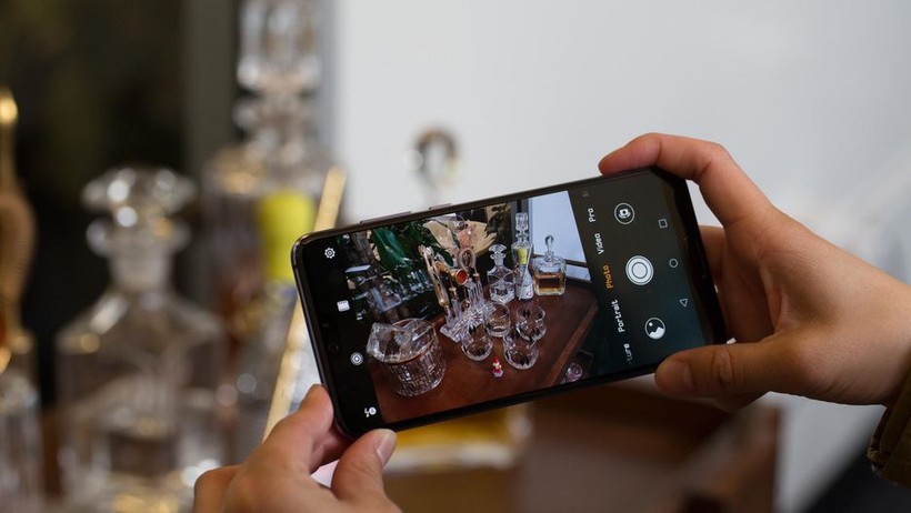 P20 Pro là smartphone đầu tiên trên thế giới với cụm 3 camera phía sau. Nguồn: CNET