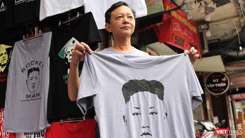 Ông Trương Thanh Đức, tác giả cũng những chiếc áo "hàng độc" in hình Tổng thống Donald Trump và Chủ tịch Triều Tiên Kim Jong Un.