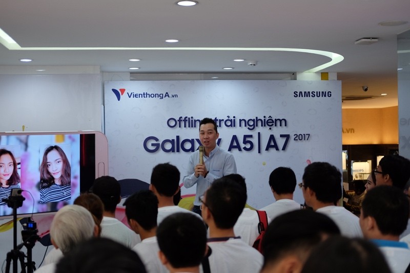 Chuyên gia của Samsung khuyên người dùng không nên nhúng điện thoại dòng A vào... tháp bia