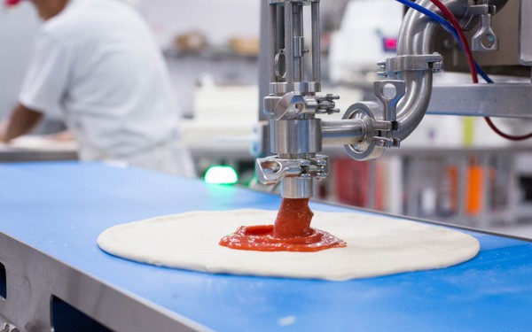 Robot đang làm pizza