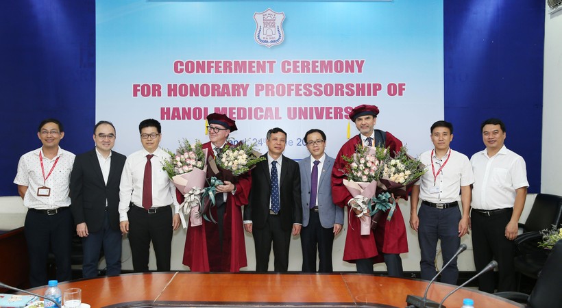 Lãnh đạo Trường Đại học Y Hà Nội và Bệnh viện Da liễu Trung ương chúc mừng 2 vị giáo sư được trao chức danh Giáo sư Danh dự