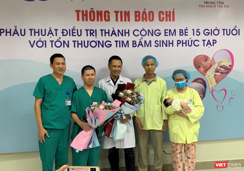 Gia đình cháu bé được cứu sống tặng hoa tri ân các bác sĩ Trung tâm tim mạch trẻ em của BV Nhi Trung ương