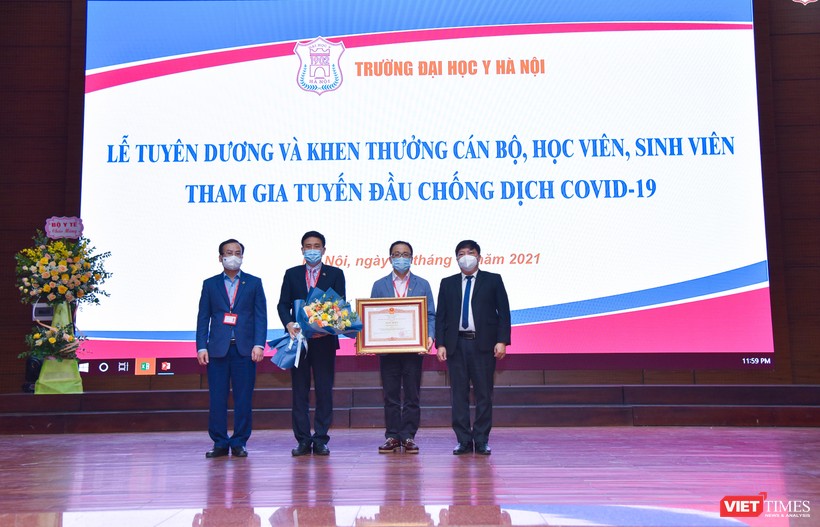 Lãnh đạo Trường Đại học Y Hà Nội đón nhận Bằng khen của Thủ tướng Chính phủ vì có thành tích xuất sắc trong phòng, chống dịch COVID-19