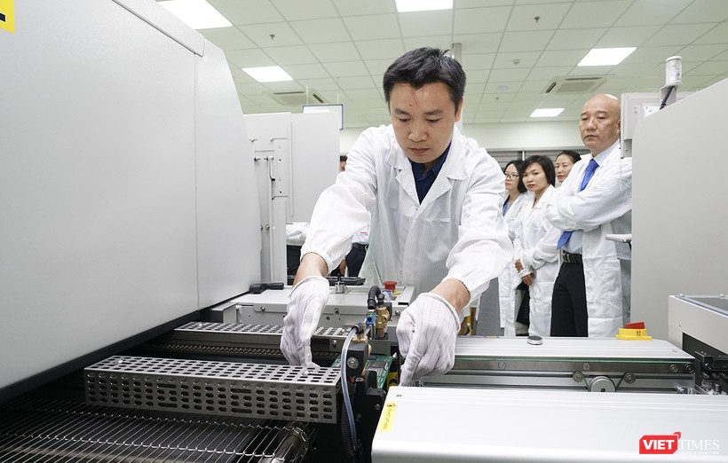 Dây chuyển sản xuất vi mạch tại khu Công nghệ thông tin TP Đà Nẵng