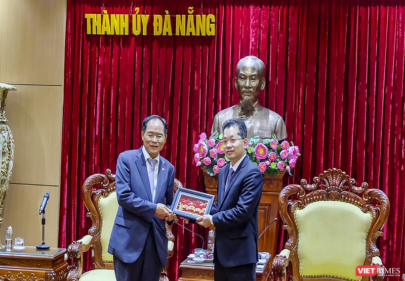 Bí thư Thành ủy Đà Nẵng Nguyễn Văn Quảng tiếp ngài Park Noh-wan - Đại sứ đặc mệnh toàn quyền Hàn Quốc tại Việt Nam nhân sự kiện khai trương Tổng lãnh sự quán Hàn Quốc tại Đà Nẵng.