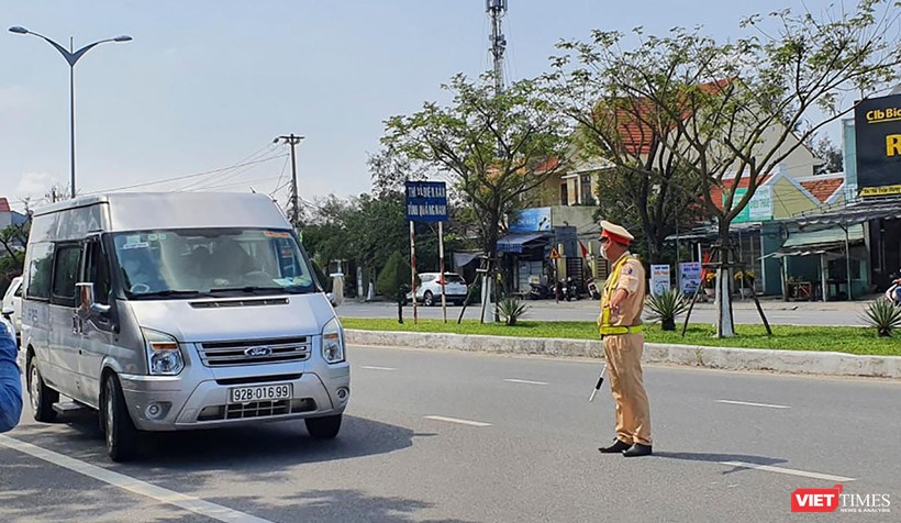 Lực lượng CSGT Đà Nẵng yêu cầu phương tiện dừng và thực hiện khai báo y tế tại các chốt kiểm dịch COVID-19