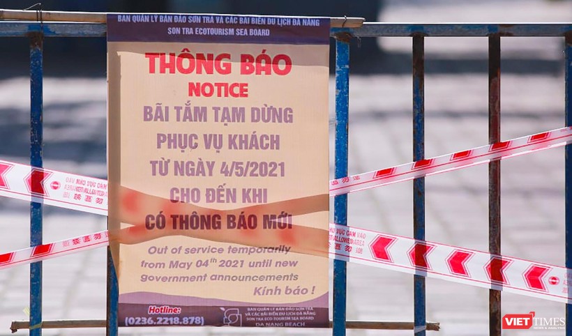 Bảng thông báo dừng phục vụ tại bãi biển du lịch Đà Nẵng trong sáng ngày 4/5