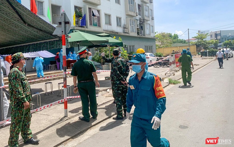 Lực lượng y tế và cơ quan chức năng phong toả chung cư ở Đà Nẵng nơi có bệnh nhân mắc COVID-19 mới
