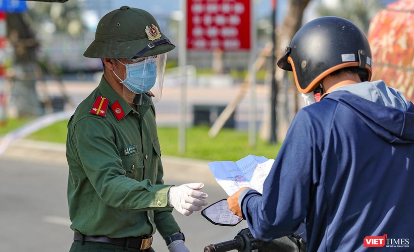 Lực lượng công an Đà Nẵng kiểm soát người điều khiển lưu thông trên đường trong thời gian giãn cách xã hội