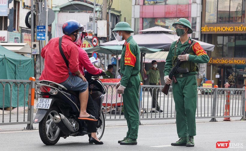 Sáng ngày 23/8, lực lượng kiểm soát quân sự đã có mặt tại các chốt kiểm soát trên địa bàn TP HCM để làm nhiệm vụ