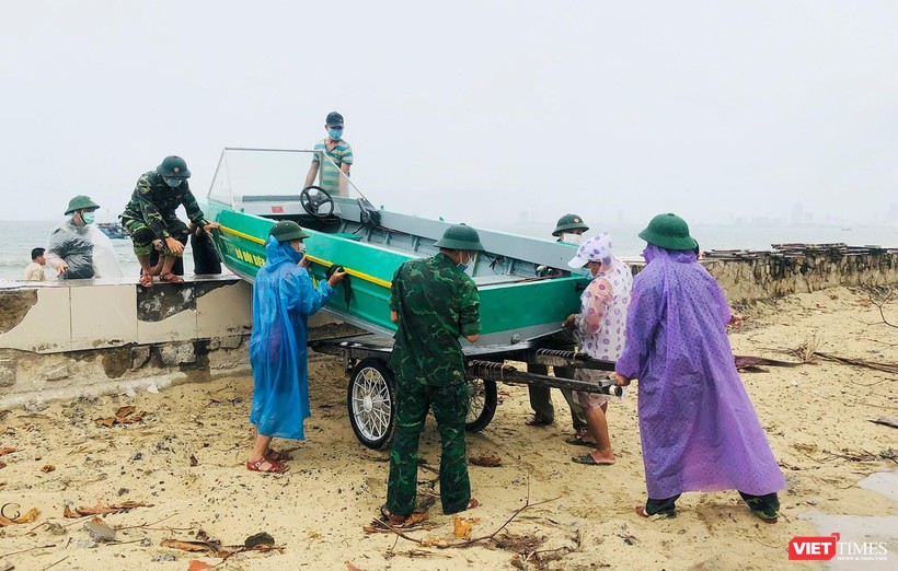 Người dân miền Trung di dời tàu thuyền để ứng phó với bão