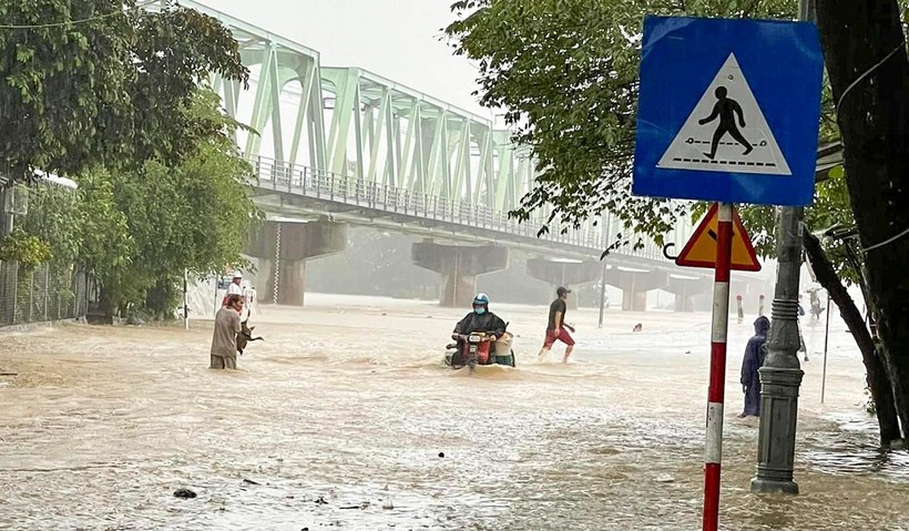 Lũ trên sông Kỳ Lộ, huyện Đồng Xuân (Phú Yên), vượt báo động 3 gây ngập nhiều khu dân cư, chia cắt giao thông. Ảnh: A. An.