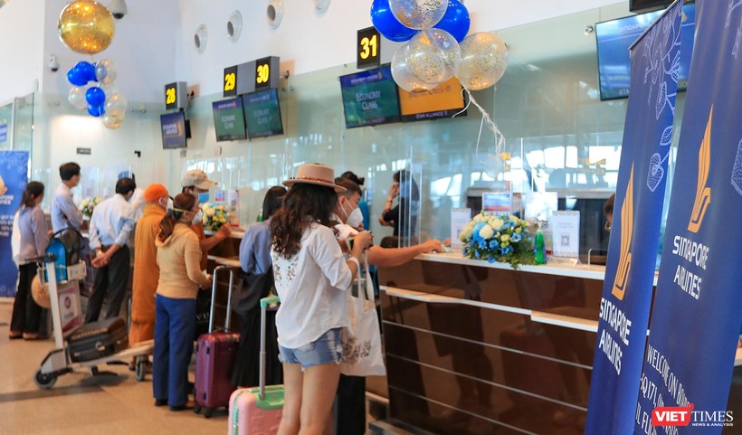 Những hành khách đầu tiên check-in trên chuyến bay quốc tế Đà Nẵng đi Singapore trong sáng ngày 27/3