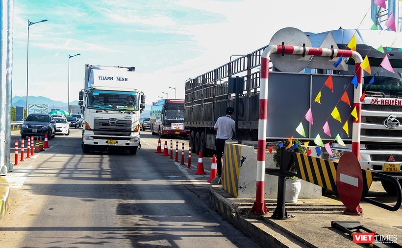 Trạm thu phí trên cao tốc Đà Nẵng - Quảng Ngãi ùn tắc trong ngày đầu áp dụng thu phí không dừng