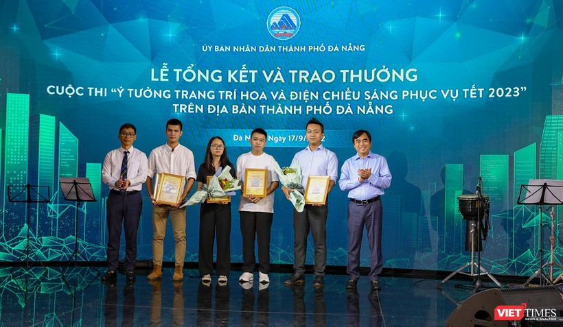 Các tác giả và nhóm tác giả được trao giải nhất cuộc thi “Ý tưởng trang trí hoa và điện chiếu sáng phục vụ Tết Quý Mão 2023” do UBND TP Đà Nẵng tổ chức