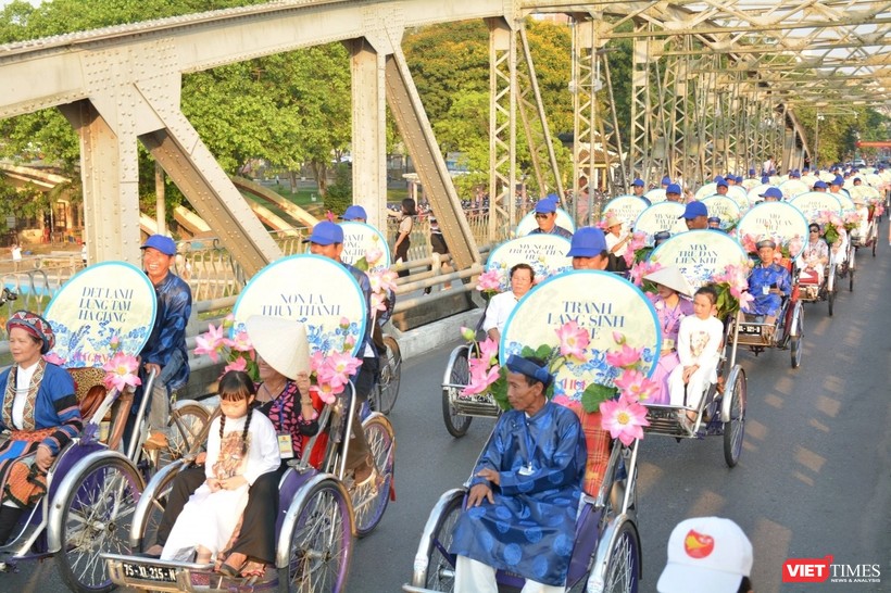 Diễu hành tôn vinh nghệ nhân, thợ thủ công và nghề thủ công truyền thống Việt Nam tại Festival Nghề truyền thống Huế. (Ảnh: Thượng An)