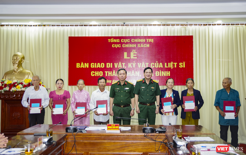 Quang cảnh trao di vật, kỷ vật của 14 liệt sĩ cho thân nhân và gia đình trên địa bàn tỉnh Quảng Nam.
