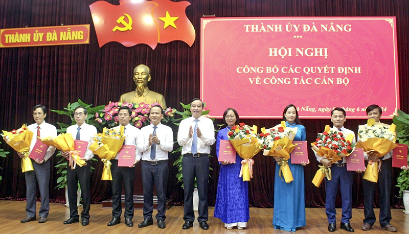 Ông Lê Trung Chinh, Chủ tịch UBND TP Đà Nẵng (đứng giữa) trao các quyết định bổ nhiệm cho các cá nhân (Ảnh CTV)