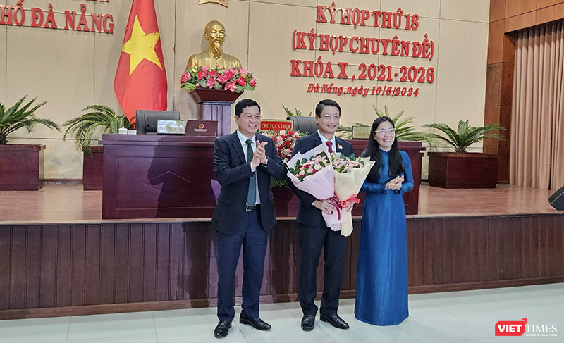 Ông Ngô Xuân Thắng (đứng giữa), Chủ tịch Ủy ban MTTQVN TP Đà Nẵng được HĐND TP Đà Nẵng bầu giữ chức Chủ tịch HĐND TP.