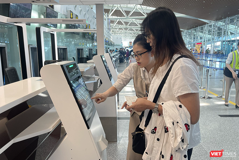 Nhân viên hướng dẫn hành khách sử dụng dịch vụ ký gửi hành lý tự động thông qua việc tích hợp hệ thống quầy tự gửi hành lý (self-bag drop) tại Nhà ga T2 Đà Nẵng