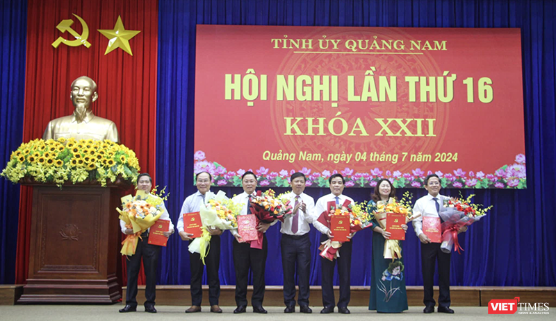 Bí thư Tỉnh uỷ Quảng Nam Lương Nguyễn Minh Triết (đứng giữa) tặng hoa chúc mừng các cá nhân