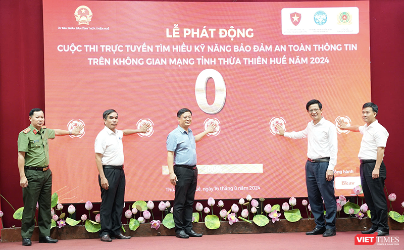 Cục trưởng Cục An toàn thông tin, Bộ TT&TT Lê Văn Tuấn và Phó Chủ tịch Thường trực UBND tỉnh Thừa Thiên Huế Nguyễn Thanh Bình, cùng các đại biểu bấm nút khởi động cuộc thi.