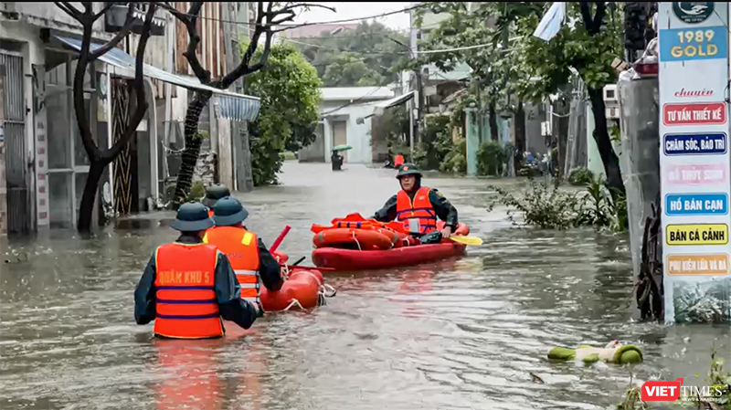 Lực lượng quân đội chèo thuyền ứng cứu người dân tại tuyến Trưng Nữ Vương (TP Đà Nẵng) bị ngập sâu trong nước.