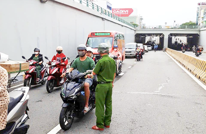 Lực lượng công an điều phối giao thông qua hầm chui Điện Biên Phủ (Đà Nẵng) sau vụ việc tài xế "rải đá" trong hầm (ảnh Phú Nam)