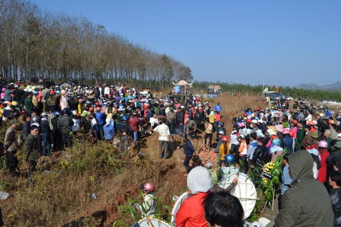 Dòng người tiễn đưa hai nạn nhân xấu số trong vụ giết người giữa đêm gây chấn động tại Gia Lai