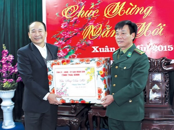 Ông Phạm Văn Sinh, Chủ tịch UBND tỉnh chúc Tết cán bộ, chiến sỹ Bộ Chỉ huy Bộ đội Biên phòng tỉnh. (Nguồn: thaibinh)