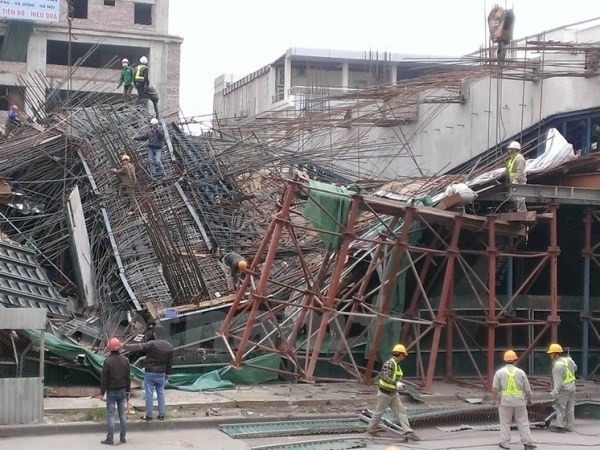 Hiện trường vụ sập giàn giáo tại công trường đường sắt đô thị Cát Linh-Hà Đông. (Ảnh: Sơn Bách-Việt Phương/Vietnam+)