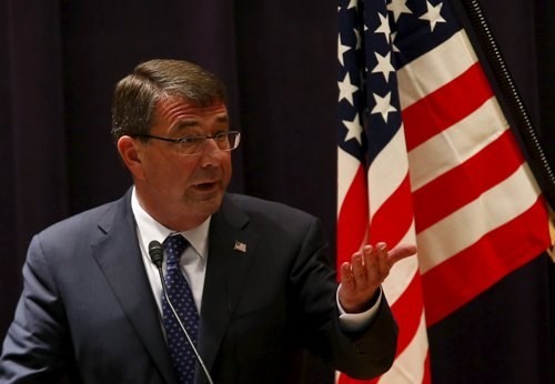 Bộ trưởng Quốc phòng Mỹ Ash Carter phát biểu trong buổi họp báo tại Bộ Quốc phòng Nhật ở thủ đô Tokyo ngày 8.4.2015 - Ảnh: Reuters