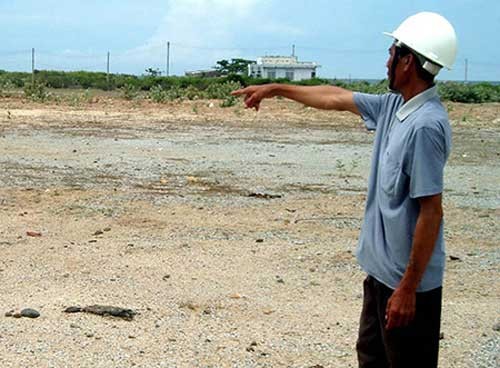 Khu liên hợp thép Cà Ná vẫn chỉ là bãi đất hoang. 