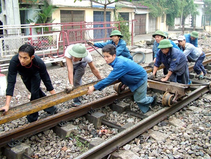 Hệ thống giao thông VN rất mất cân đối, không đồng bộ. Đường sông, đường sắt hầu như bị quên lãng - Ảnh: Ngọc Thắng