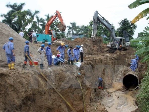 Hiện trường sự cố vỡ đường ống nước hồi tháng 8. (Ảnh: Tuấn Anh/TTXVN)