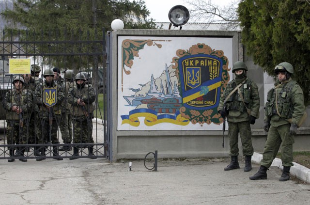 Binh sĩ Nga canh gác phía ngoài căn cứ quân đội Ukraine trong thời gian diễn ra chiến dịch