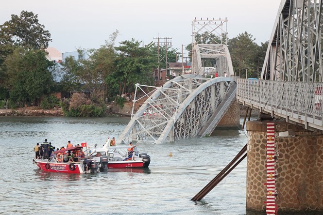 Cầu Ghềnh bị sập khiến giao thông đường sắt Bắc - Nam đình trệ