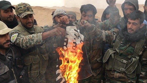 Binh sĩ Syria đốt cờ IS tại Palmyra