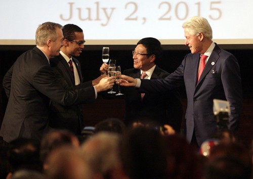Cựu tổng thống Mỹ Bill Clinton trở lại Việt Nam nhân dịp kỷ niệm 20 năm hai nước bình thường hóa quan hệ ngoại giao. Ảnh: Columbian