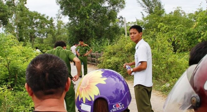 Cơ quan công an tìm kiếm thi thể nữ giám thị bị tài xế taxi tại Hà Tĩnh giết hại, ném xuống ao - Ảnh: Văn Định