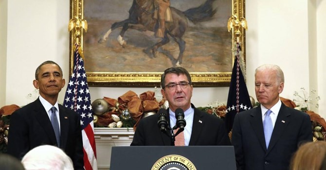 Tân Bộ trưởng Quốc phòng Mỹ Ashton Carter (giữa) - REUTERS/Larry Downing.