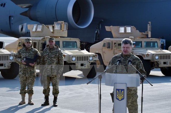 Tổng thống Ukraine Petro Poroshenko (phải) tại lễ tiếp nhận gói viện trợ phi sát thương đầu tiên của Mỹ tại sân bay Kiev ngày 25/3. (Nguồn: AFP/TTXVN)