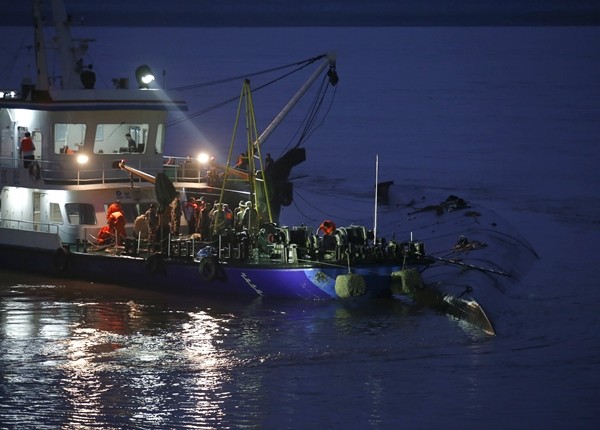 Tàu và nhân viên cứu hộ hoạt động ở nơi tàu Ngôi sao phương Đông chìm. Ảnh: Reuters.