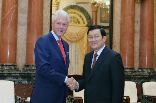 Chủ tịch nước Trương Tấn Sang tiếp cựu tổng thống Mỹ Bill Clinton. Ảnh: TTXVN.